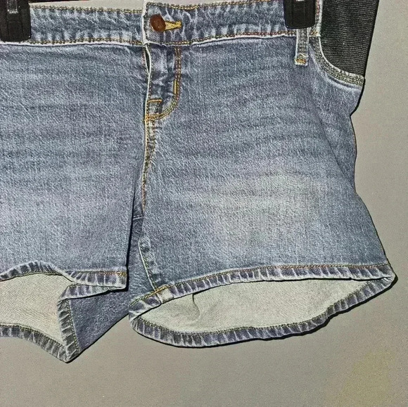 Ingrid and Isabel Womans Maternity Midi Shorts Size 6 - Picture 3 of 8